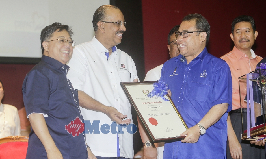 ALI (tengah) menyampaikan Anugerah Khas CUEPACS kepada Presiden Angkasa, Datuk Abdul Fattah Abdullah  (kanan) sambil diperhatikan Azih (kiri) pada Sambutan Hari Pekerja CEUPACS 2018 di Kuala Lumpur, hari ini. FOTO Hafiz Sohaimi