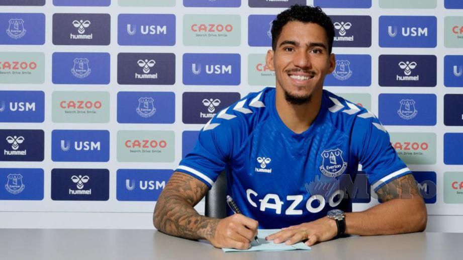 Allan menandatangani kontrak di Everton. FOTO Everton FC