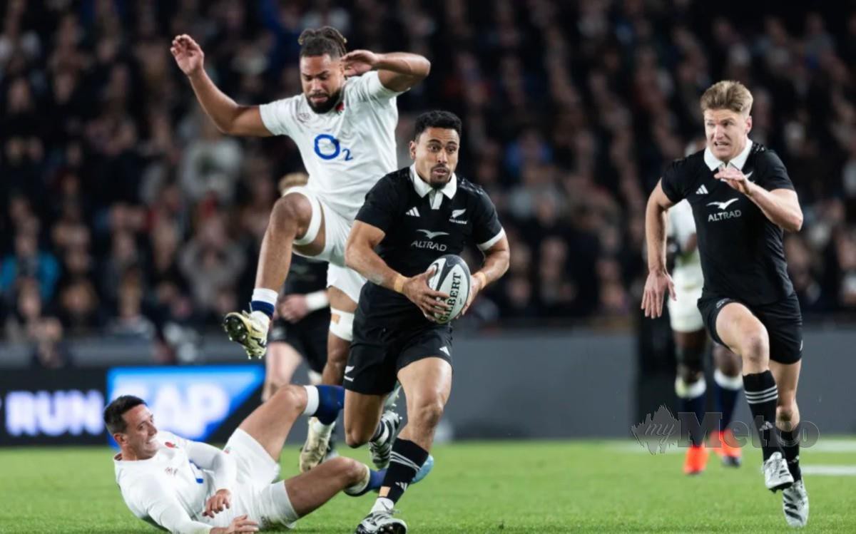 Pasukan All Blacks beraksi menentang England.