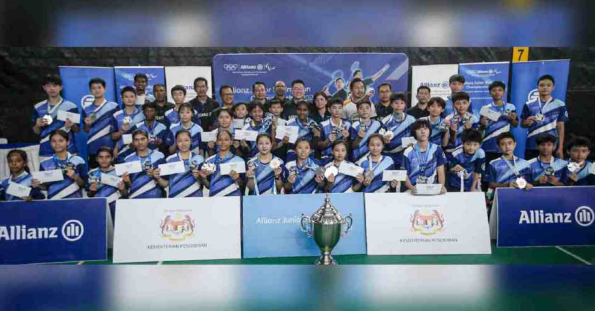 PEMENANG semua kategori B-15, B-13 dan B-11 Kejohanan Badminton Remaja Allianz bergambar kenangan selepas pusingan pertama di Taiping, Perak baru-baru ini.