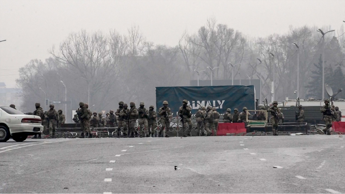 Jalan di Almaty ditutup selepas tunjuk perasaan tercetus sejak 2 Januari lalu. FOTO AFP