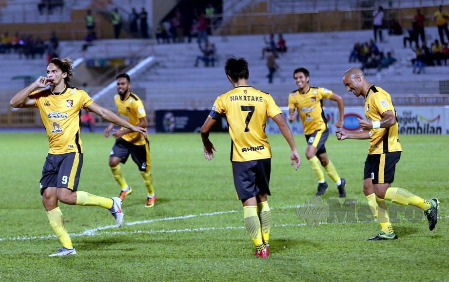 ALMIR (kiri) meraikan gol kedua Negeri Sembilan seawal minit kelima di Paroi. — FOTO Iqmal Haqim Rosman