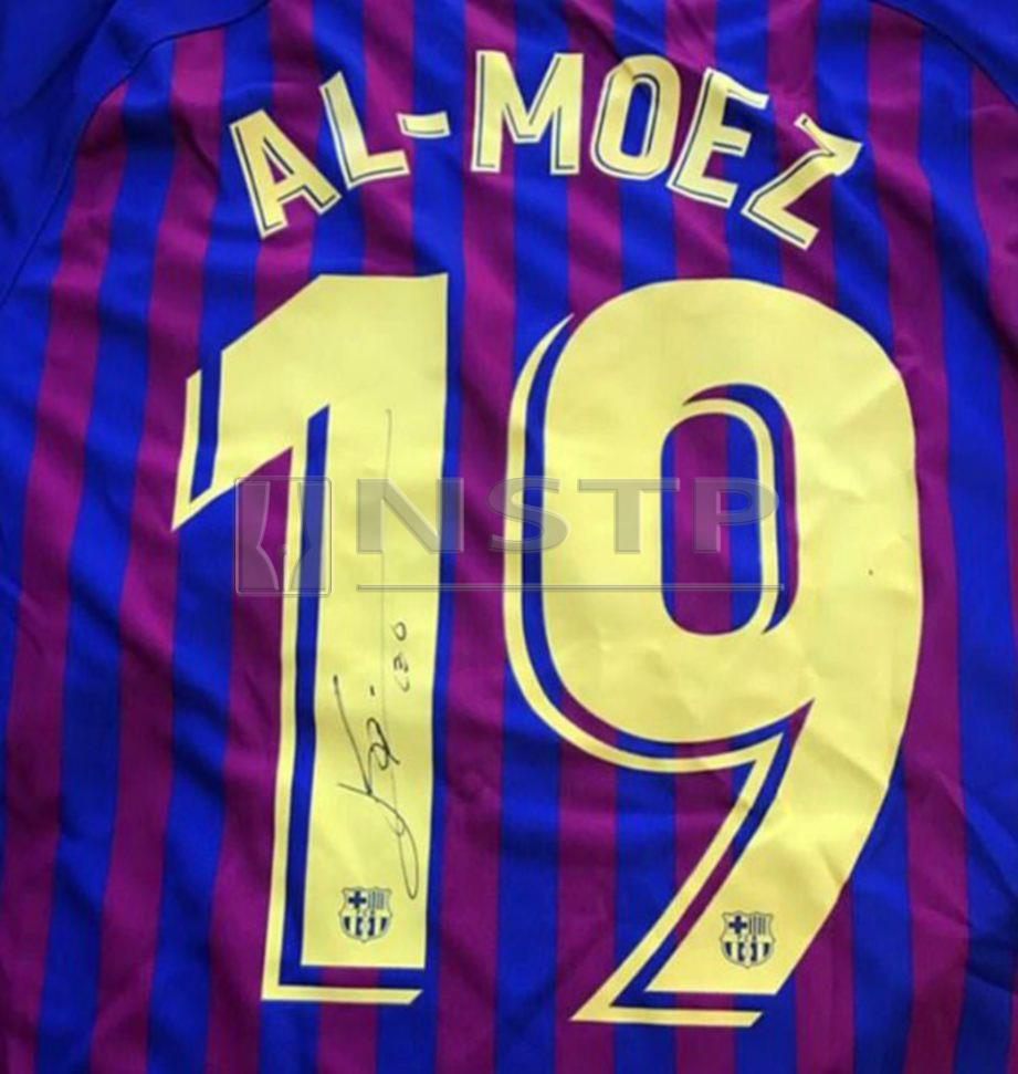JERSI khas dikirim Messi kepada Almoez. - FOTO Agensi