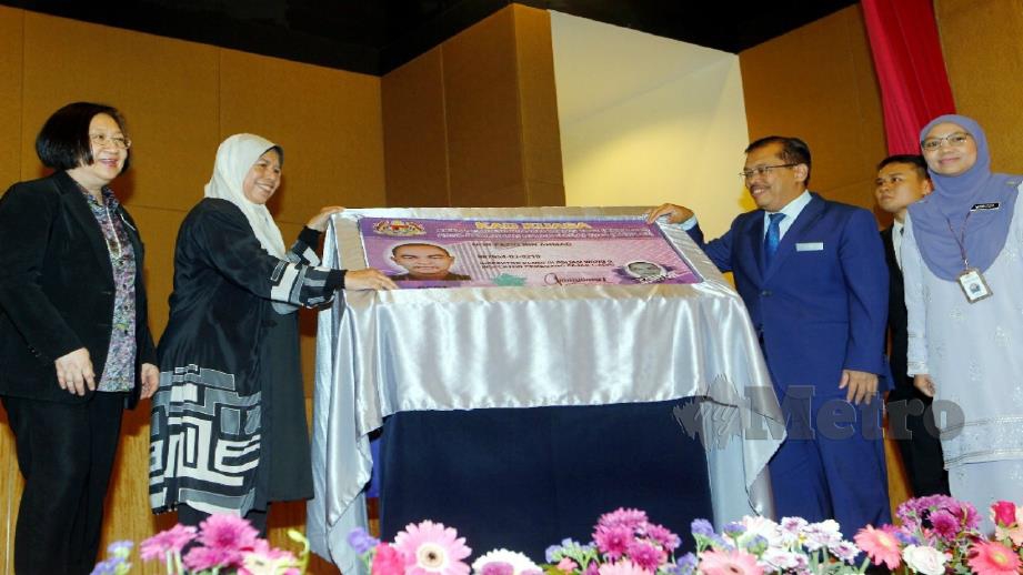 ZURAIDA (dua dari kiri) melancarkan kad penguat kuasa dan logo baharu PPW. FOTO Noor Atiqah Sulaiman