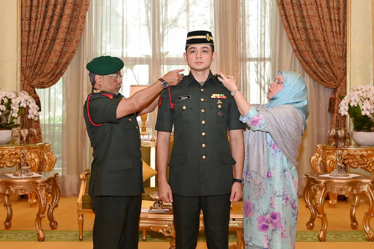 Al-Sultan Abdullah dan Tunku Hajah Azizah Aminah berkenan menyempurnakan Majlis Pemakaian Pangkat Tengku Hassanal Ibrahim di Istana Negara. FOTO IHSAN FACEBOOK ISTANA NEGARA