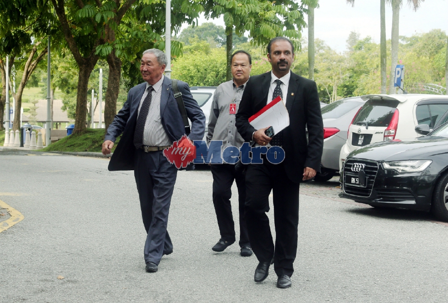 RAMKARPAL (kanan) dan Setev (kiri) selepas mengadakan pertemuan dengan Perdana Menteri Tun Dr Mahathir Mohamad di Putrajaya, pada 20 Jun lalu. FOTO Mohd Fadli Hamzah.  