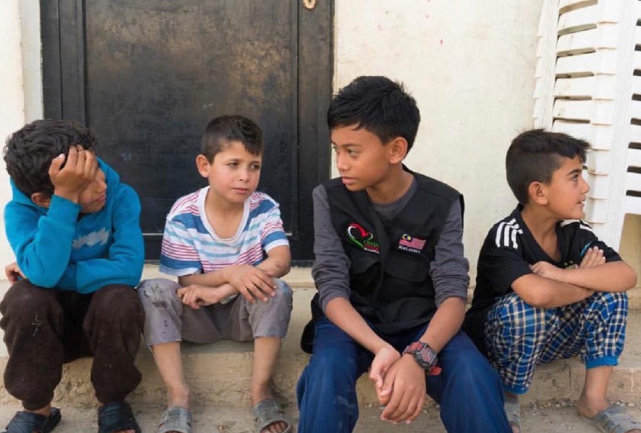 ANAK Altimet, Abdullah bersama kanak-kanak pelarian Syria di kem pelarian di sempadan Turki.