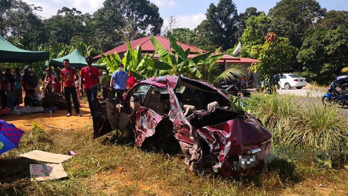 Keadaan kereta yang dinaiki mangsa selepas terbabit dalam kemalangan di Kilometer 84 Jalan Lipis-Merapoh petang hari ini. Foto Ihsan PDRM