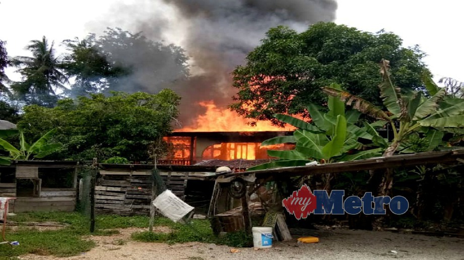 API marak membakar kediaman Rani di Kampung Alur Parit, Kedai Buluh, Kuala Terengganu, hari ini. FOTO Hanneeyzah Bariah Baharin