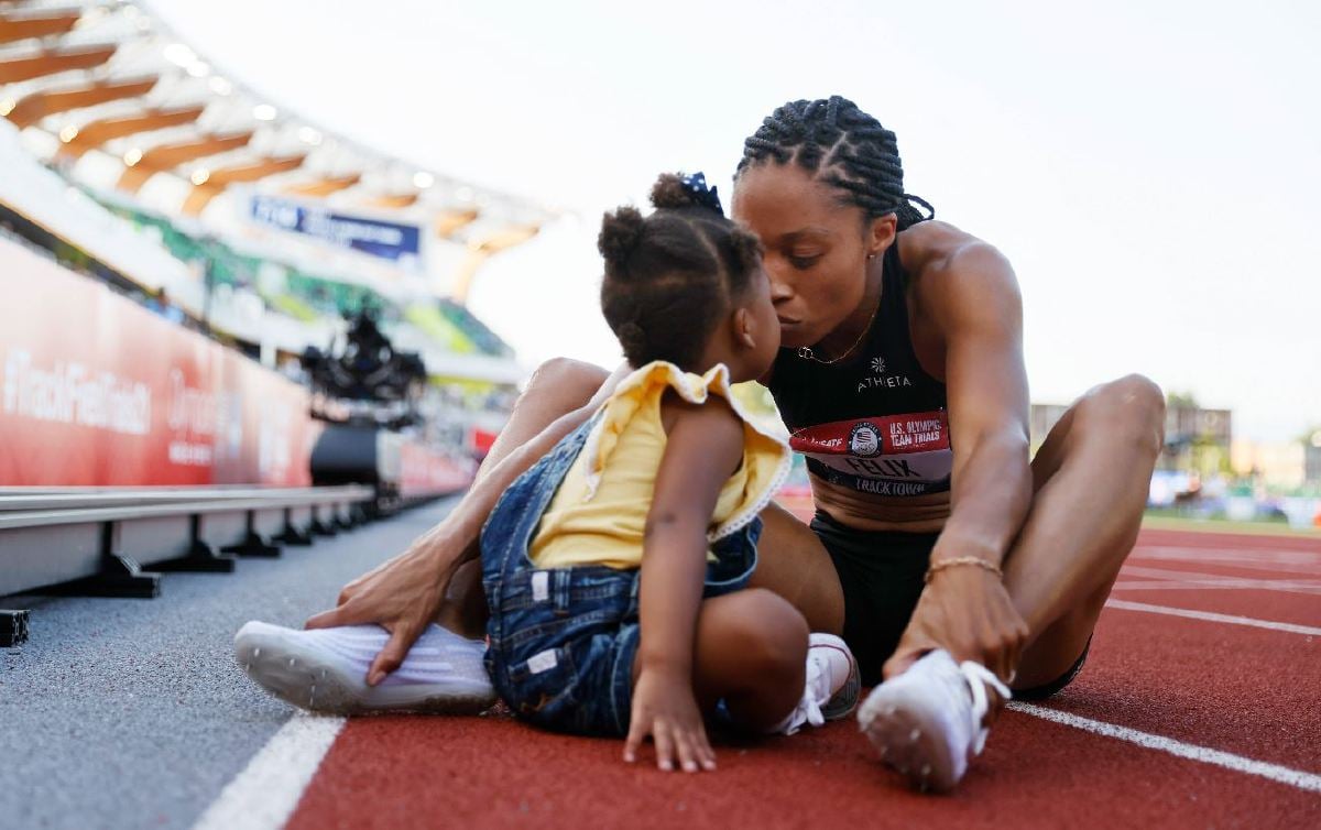 ALLYSON meraikan kejayaan menduduki tempat kedua acara 400m bersama anaknya Camryn  di Eugene, Oregon. FOTO AFP