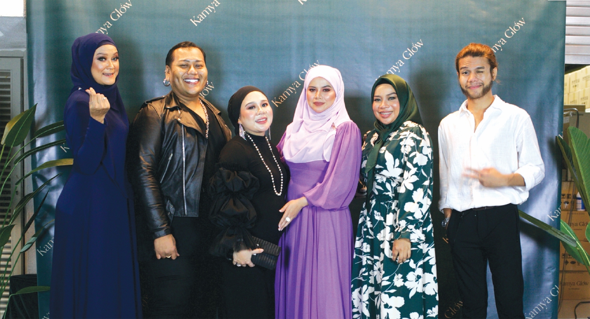 DARI kiri, penyanyi Nita Hamzah, jurusolek Bosco, Erna, Alyah, Ayu Damit dan Da’i Syed.
