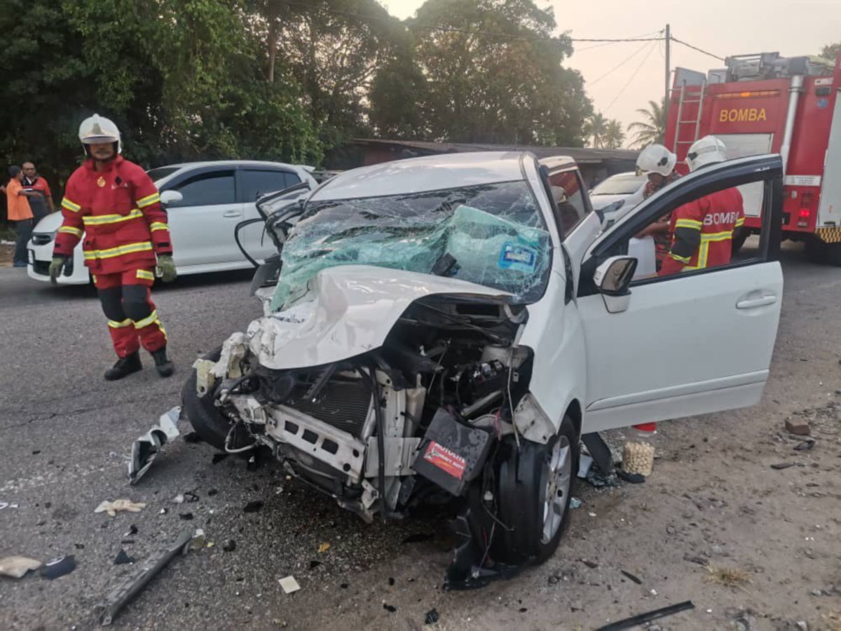 Keadaan kereta Perodua Alza  yang terbabit dalam kemalangan membabitkan tiga kenderaan di Kilometer 28 Jalan Kuala Terengganu-Kuantan dekat Kampung Pulau Kerengga. FOTO IHSAN POLIS