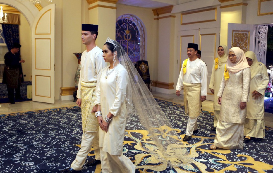 Tunku Puteri Johor, Tunku Tun Aminah Maimunah Iskandariah Sultan Ibrahim bersama suami, Dennis Muhammad Abdullah tiba di Balai Singgahsana Istana Besar,  Johor Bahru. FOTO IHSAN ROYAL PRESS OFFICE
