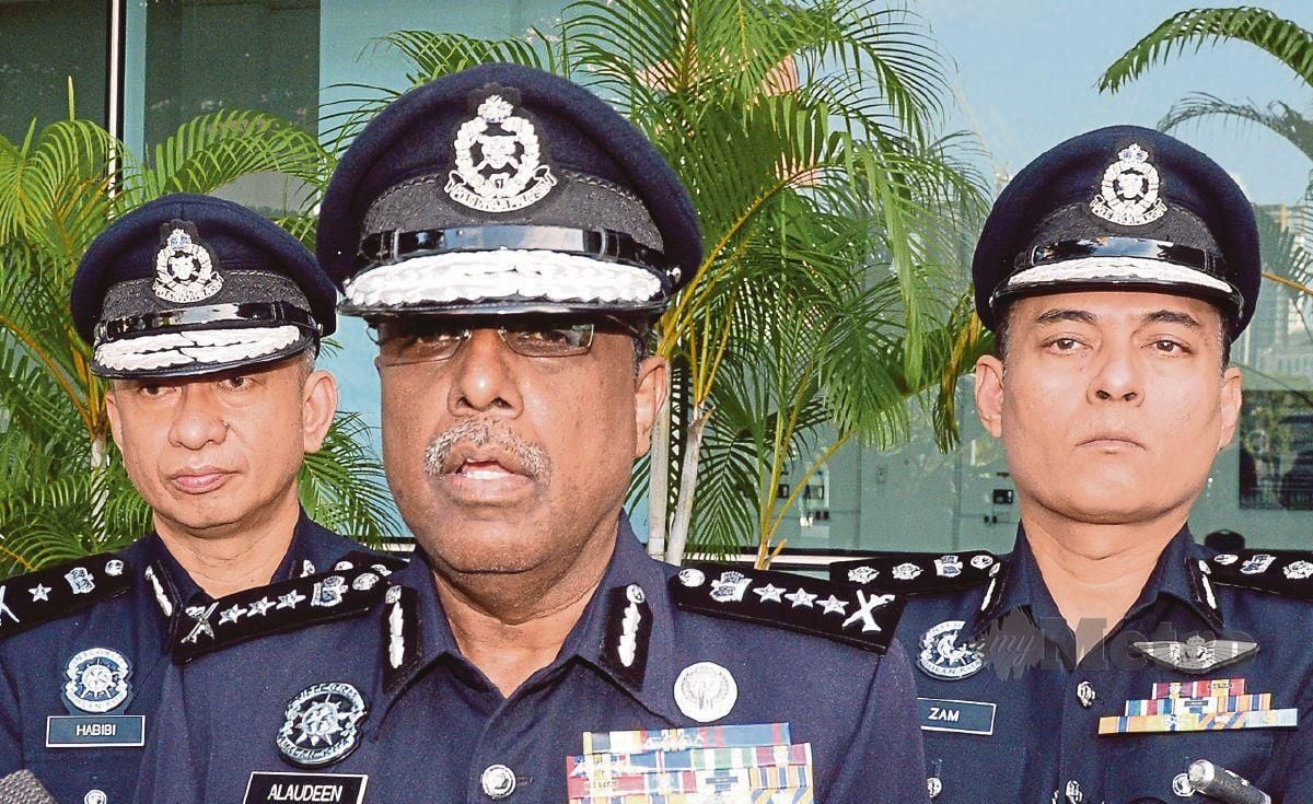 Ketua Polis Kuala Lumpur, Datuk Allaudeen Abdul Majid (tengah) berucap  pada perhimpunan bulanan IPK Kuala Lumpur. FOTO SAIFULLIZAN TAMADI 