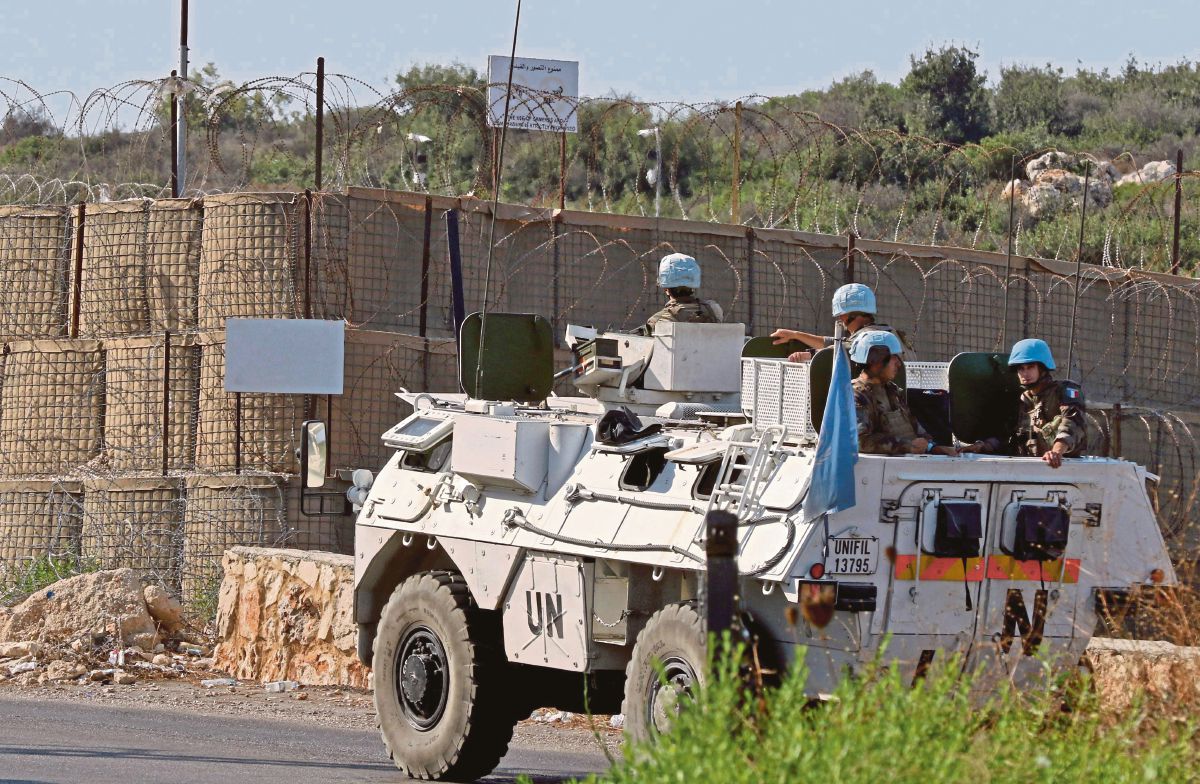 KONVOI Pasukan Tentera Sementara PBB di Lubnan (UNIFL) melalui kawasan yang dikawal tentera Itali, di kawasan sempadan Lubnan dan Israel. FOTO AFP 