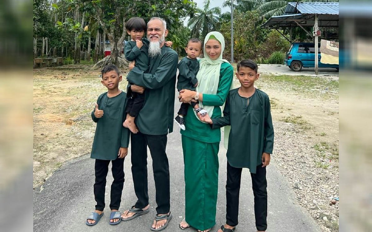 Aman Graseka bersama isteri dan anaknya.
