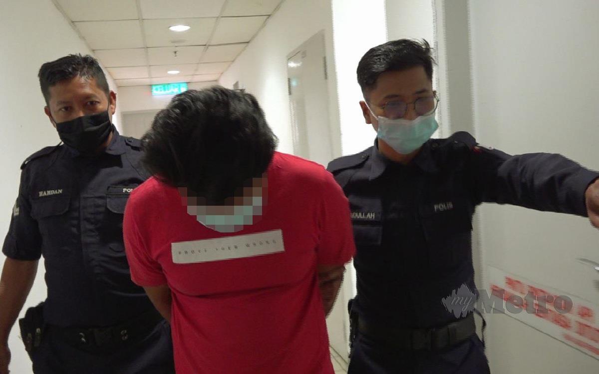 Tertuduh mengaku tidak bersalah di Mahkamah Sesyen Kuala Terengganu atas tuduhan melakukan amang seksual fizikal terhadap anak saudara perempuannya. Foto FAIZUL AZLAN RAZAK