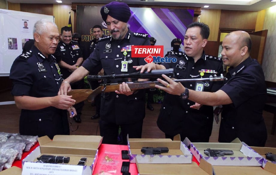 Pengarah JSJ Bukit Aman Datuk Seri Mohmad Salleh dan  Ketua Polis Kuala Lumpur, Datuk Amar Singh Ishar Singh  melihat senjata api yang dirampas hasil Op Cantas Jenayah Terancang. - Foto MOHAMAD SHAHRIL BADRI SAALI