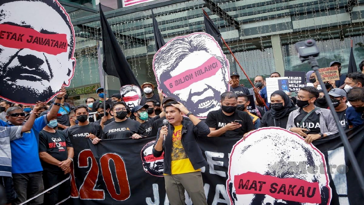 SYED Saddiq berucap ketika himpunan aman berhubung isu skandal LCS baru-baru ini. FOTO Asyraf Hamzah