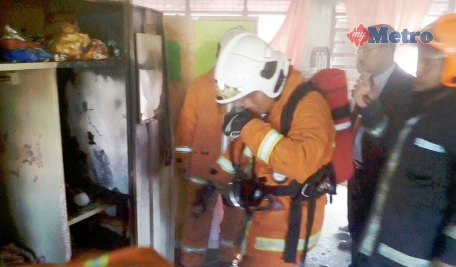 ANGGOTA  bomba dan penyelamat Pasir Puteh membuat pemeriksaan terhadap kebakaran yang melibatkan bilik asrama di Sekolah Menengah Sains Pasir Puteh, Padang Pak Amat, Pasir Puteh. FOTO Ihsan JBPM Kelantan.