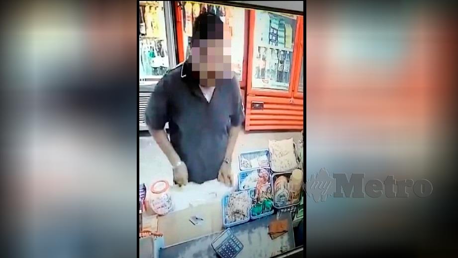 RAKAMAN CCTV memaparkan seorang lelaki mengambil dompet mangsa yang tertinggal di kaunter sebelum beredar dari kedai berkenaan tular di media sosial. Bagaimanapun, dompet berkenaan sudah dipulangkan kepada pemiliknya. FOTO ihsan pembaca. 