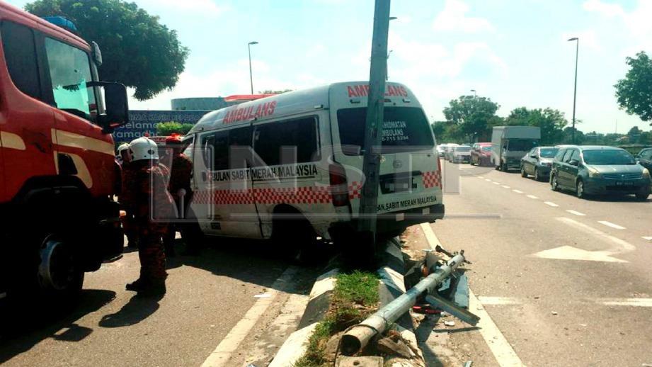 KEADAAN ambulans yang dirempuh Toyota Wish di Kilometer 7, Lebuh Alor Gajah-Melaka Tengah-Jasin (AMJ) dekat Jasin, hari ini. Foto Ihsan PDRM