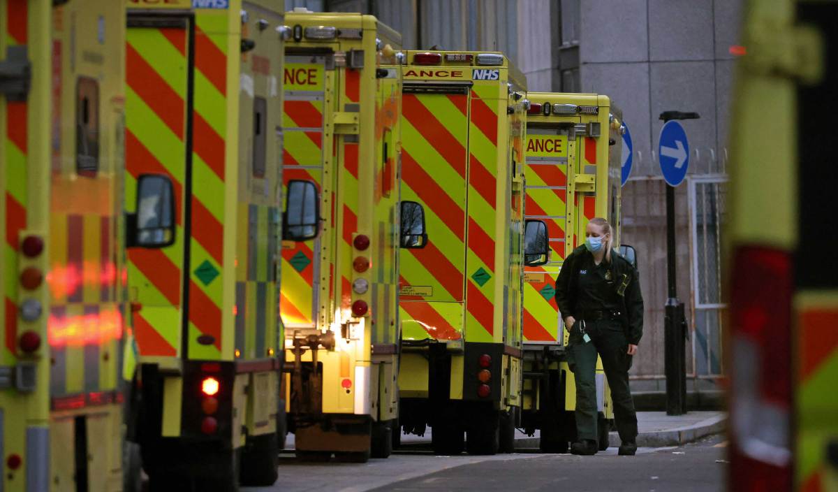 AMBULANS diparkir di sebuah hospital di London, ketika negara itu berdepan lonjakan kes akibat varian Omicron. FOTO AFP