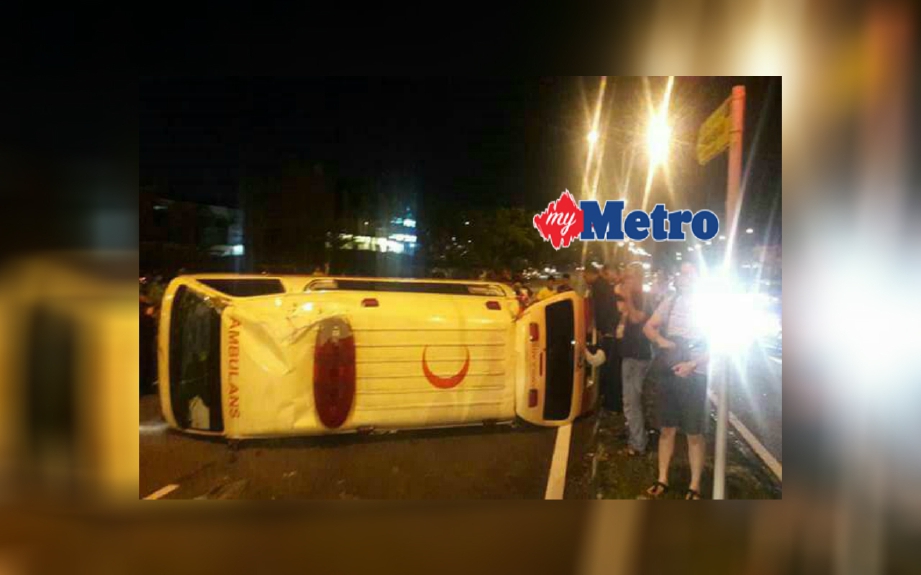 Keadaan ambulans yang terbalik akibat dirempuh MPV di lampu isyarat Jalan Persiaran Seri Alam. FOTO ihsan pembaca