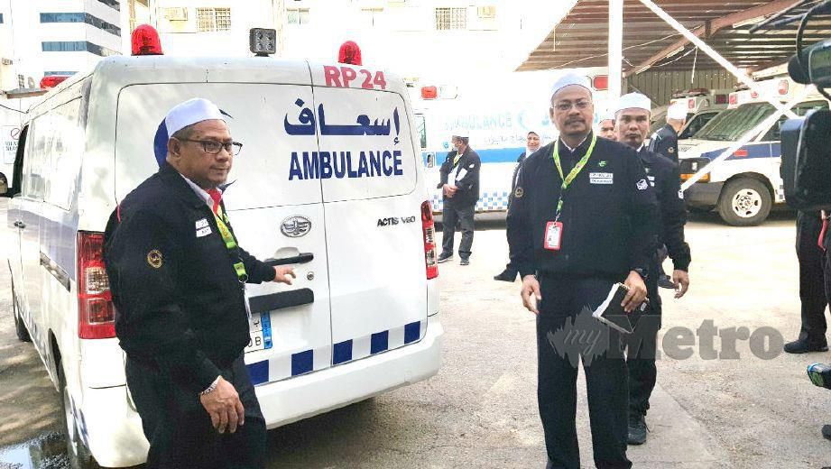 DR Faid (kiri) menunjukkan ambulans TH yang siap sedia untuk digerakkan jika berlaku kecemasan. FOTO Yusri Abdul Malek