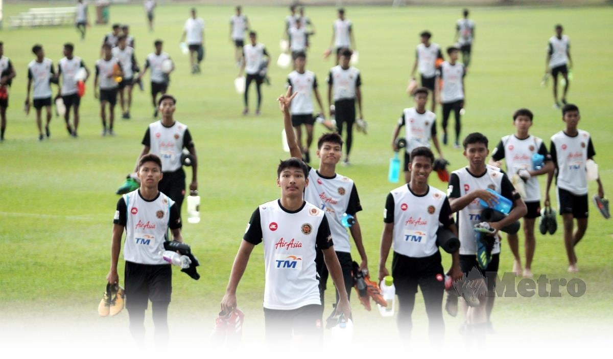 Pelajar Akademi Bola Sepak Negara Mokhar Dahari setelah selesai sesi latihan di Gambang. FOTO File NSTP