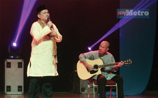 PERSEMBAHAN Ameng diiringi oleh bekas pemain gitar SYJ, Zamri Shafie.