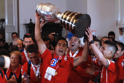 pemain Chile meraikan kejayaan menjuarai Copa America di depan Istana Presiden negara mereka. - Foto AFP 
