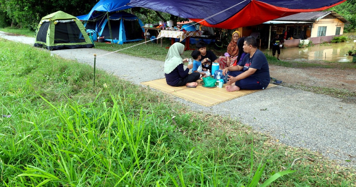 'Bukan tak mahu pindah ke PPS tapi selesa tinggal dalam khemah depan rumah'