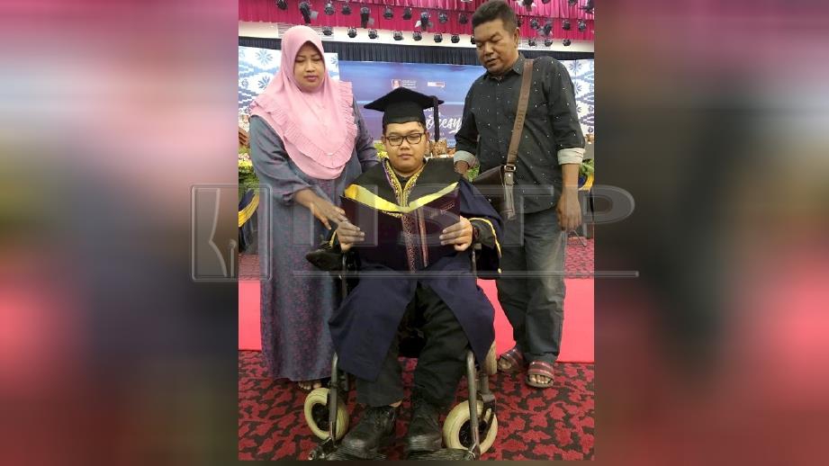 AMIN Shafiq bersama ibu bapanya selepas Istiadat Konvokesyen ke-89 UiTM dan kali ke-9 peringkat UiTM Melaka di Kampus Lendu, Alor Gajah. FOTO Nazri Abu Bakar.