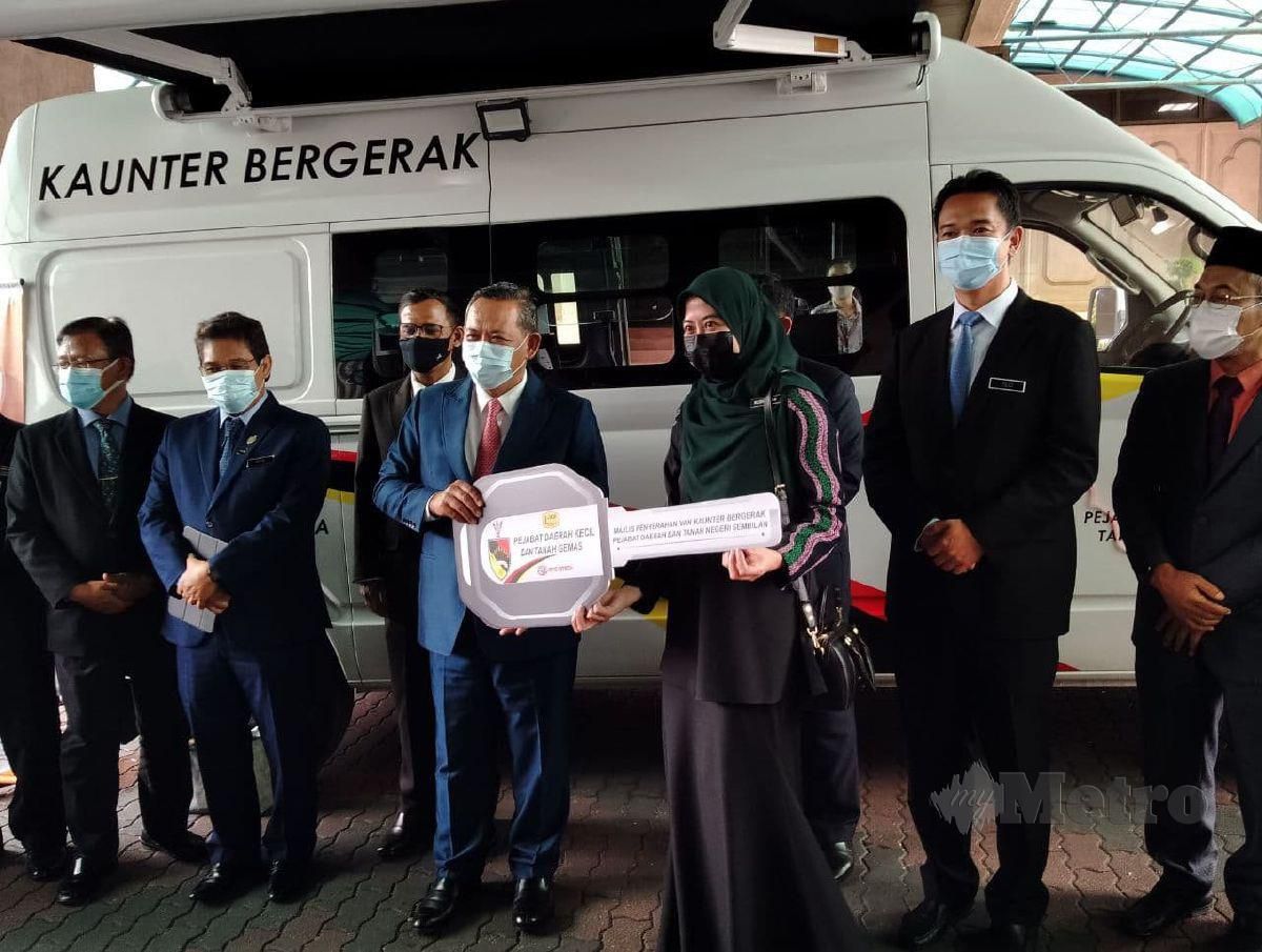 Aminuddin menyerahkan replika kunci van kepada wakil PBT Gemas di Wisma Negeri, hari ini. FOTO MOHD AMIN JALIL