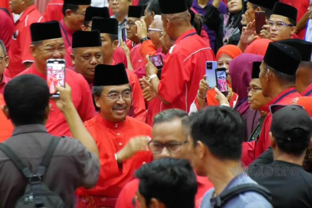 JOHARI bersalaman dengan perwakilan selepas merasmikan Mesyuarat Perwakilan Umno Bahagian Masjid Tanah, hari ini. FOTO Amir Mamat