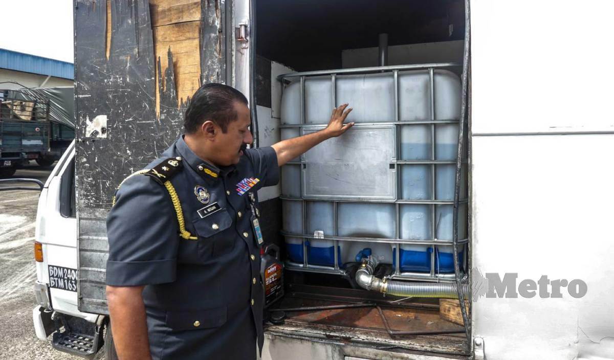 A MOGAN menunjukkan lori satu tan yang diubahsuai mempunyai dua tangki berisi diesel ketika sidang media di Kompleks Penyimpanan Stor Eksiibit KPDNHEP Pulau Pinang di Bukit Minyak. FOTO Danial Saad