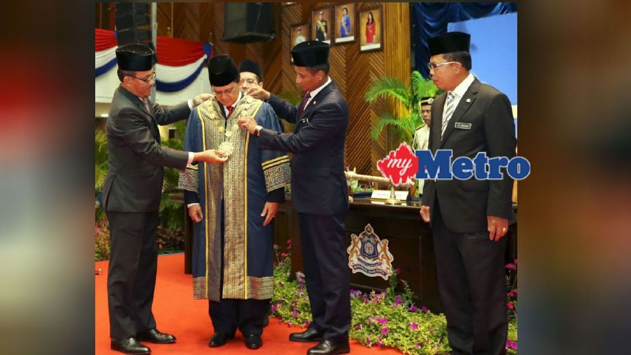 Md Jais (kiri) bersama Azmi (dua dari kanan) memakaikan jubah kepada Amran yang dilantik sebagai Datuk Bandar Johor Bahru dan diperhatikan A Rahim ketika majlis Pelantikan dan Angkat Sumpah Datuk Bandar Johor Bahru di Dewan Jubli Intan Sultan Ibrahim. FOTO Mohd Azren Jamaluddin 