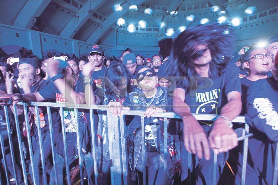 PEMINAT yang hadir menyaksikan Konsert Rockstage V yang menampilkan kumpulan Amuk, FTG dan Sil Khannaz. FOTO Zulfadhli Zulkifli.