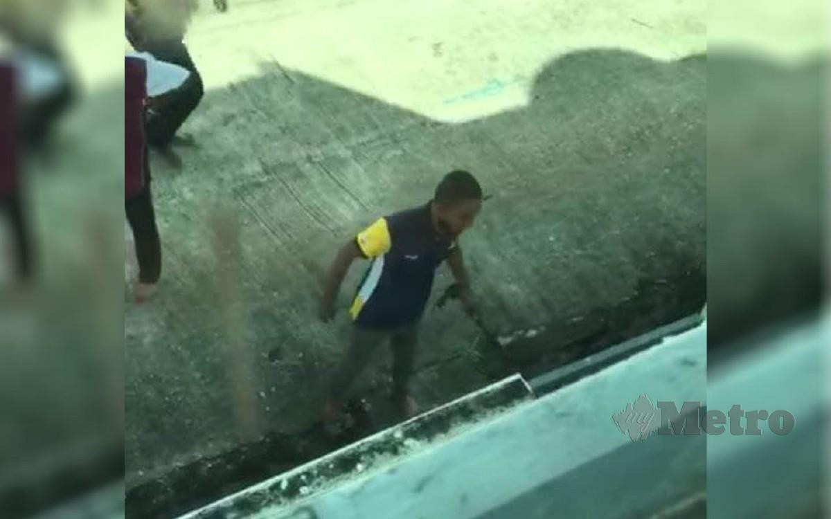 Tiga video yang tular menunjukkan tiga lelaki mengetuk pintu pagar dalam keadaan marah yang berlaku di sebuah pusat asuhan kanak-kanak di Bandar Sri Sendayan, di sini. FOTO IHSAN PEMBACA