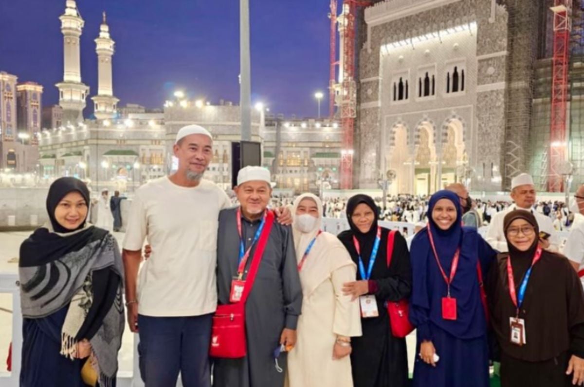 Amy (kiri) bersama suami dan jemaah yang menunaikan haji di Makkah. Foto IG Amy Mastura