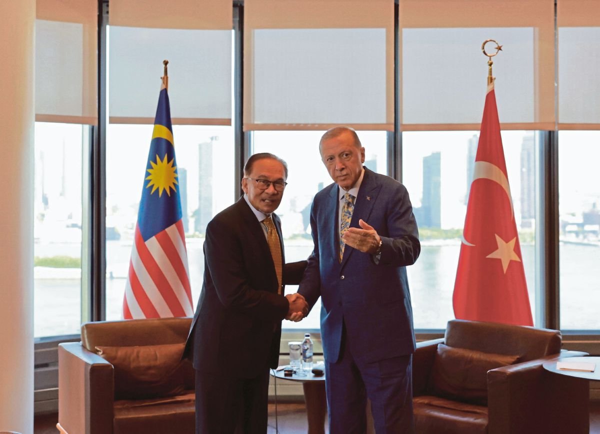 ANWAR (kiri) bersalam dengan Erdogan ketika mengadakan pertemuan dua hala sempena Perhimpunan Agung Pertubuhan Bangsa-Bangsa Bersatu (Unga) ke-78. FOTO BERNAMA