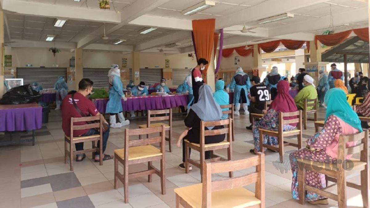 Sebahagian daripada 990 penduduk Kampung Kutan Tengah menjalani ujian calitan di Sekolah Menengah Kebangsaan Kutan hari ini. FOTO SITI ROHANA IDRIS