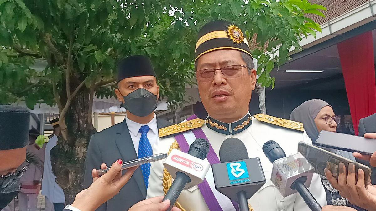 TAN Sri Azam Baki ketika ditemui di Istana Balai Besar, di sini selepas menerima kurniaan Darjah Kebesaran Setia Mahkota Kelantan Yang Amat Terbilang (SPSK). FOTO SITI ROHANA IDRIS