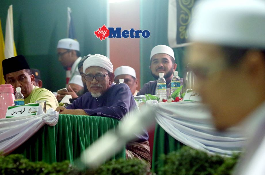 Presiden PAS, Datuk Seri Abdul Hadi Awang mendengar ucapan perbahasan dasar presiden daripada pembahas sempena Muktamar Tahunan PAS kali ke-63 di Kompleks PAS Kedah, Kota Sarang Semut. FOTO Amran Hamid 