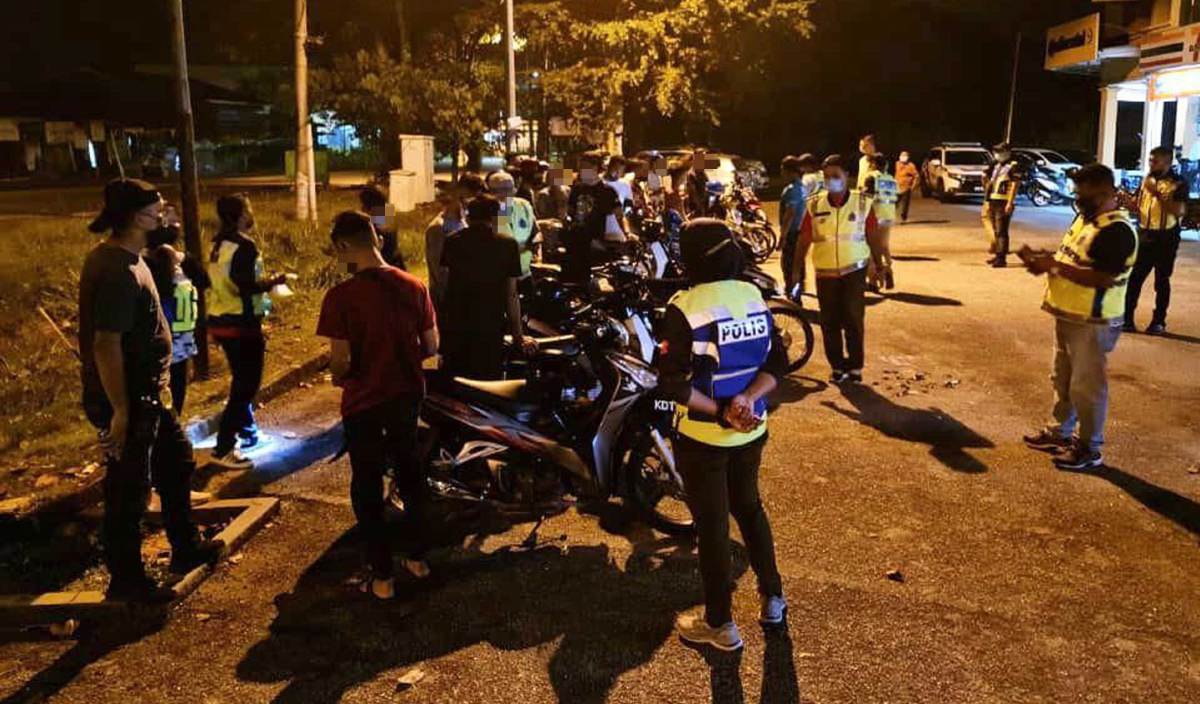 Anggota polis melakukan pemeriksaan terhadap individu termasuk remaja bawah umur dan dikompaun kerana berkumpul di lampu isyarat Jalan Batas Paip.FOTO Ihsan PDRM