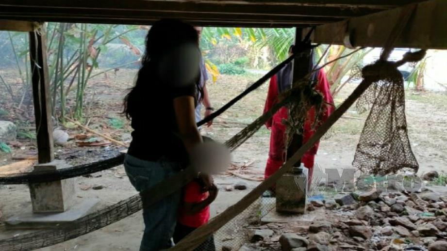 WANITA ditahan dalam serbuan di sebuah rumah. FOTO Ihsan AADK. 