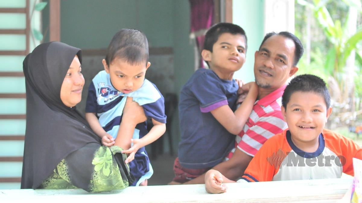 CHE Li dan isteri Siti Wahidah bersama tiga anak istimewa mereka. FOTO Shaiful Shahrin Ahmad Pauzi