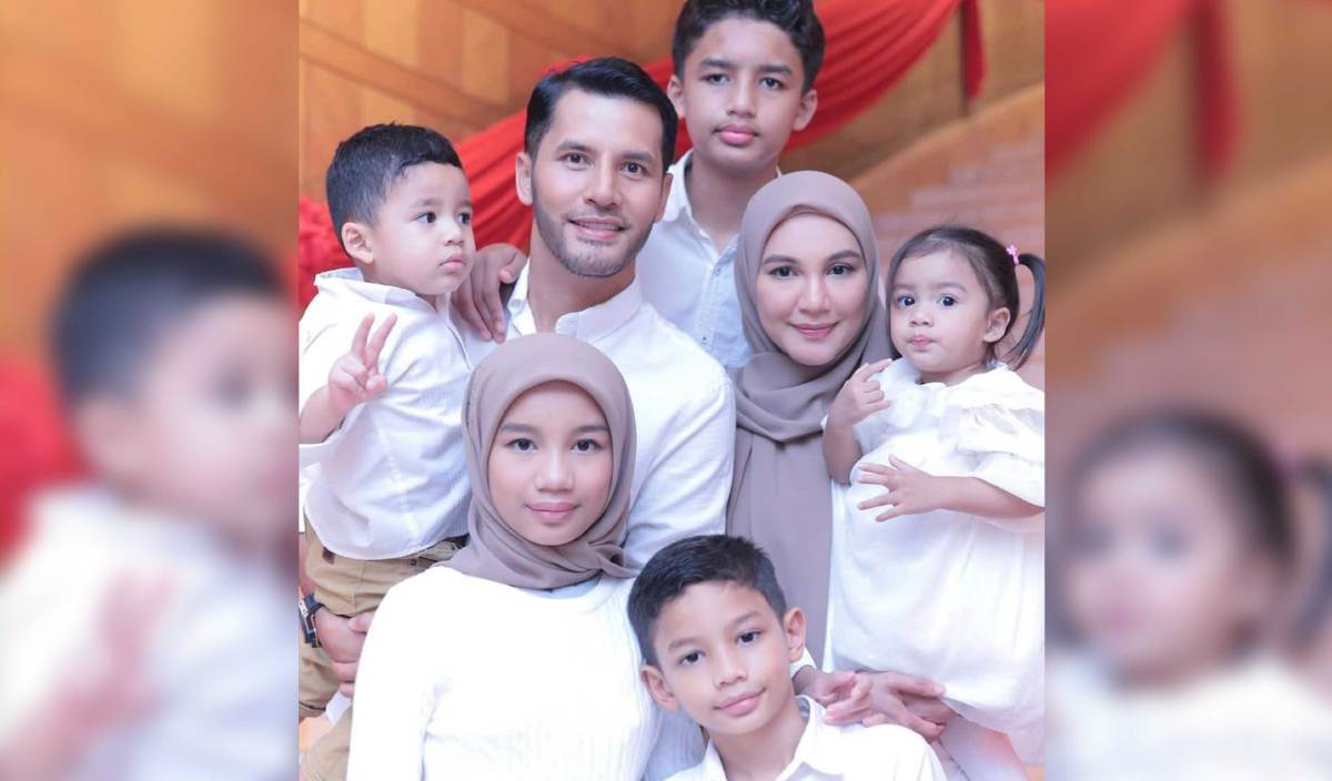 NUR Shahida bersama suami, Aliff Syukri dan anak-anak mereka.