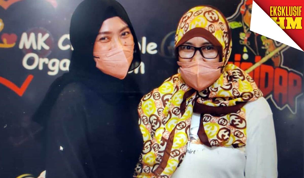 ERRA (kiri) bersama ibu angkatnya, Siti Ilham. FOTO Hairul Anuar Abd Rahim